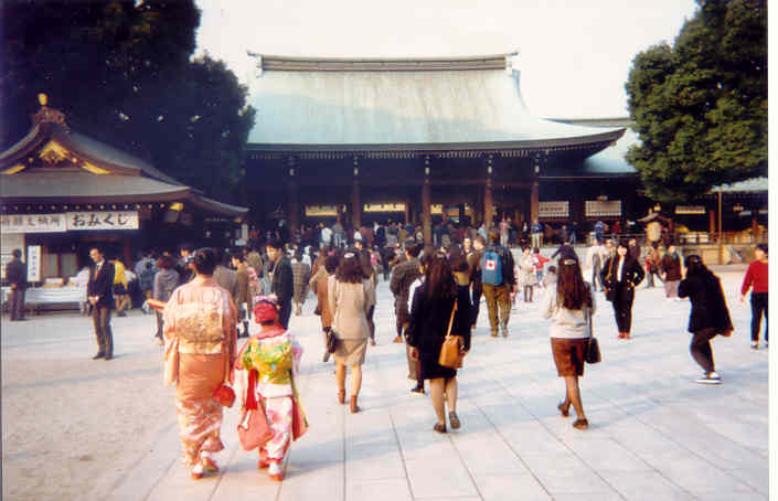Girls in kimonos at Meiji-jingu temple